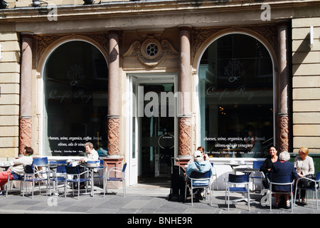 Straßencafé an sonnigen Tag in Newcastle Upon Tyne, England, UK Stockfoto