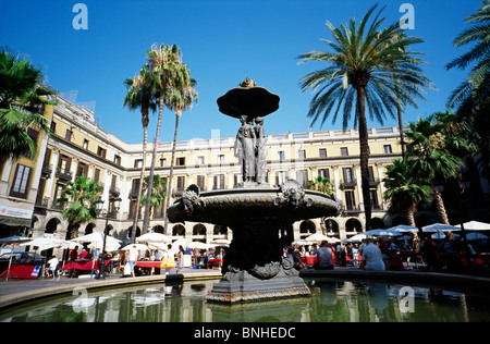 Antoni Gaudis Brunnen der drei Grazien am Plaça Reial in Barcelonas Barri Gòtic. Stockfoto