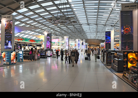 Die zollfreien Einkaufsmöglichkeiten von Suvarnabhumi International Airport Bangkok Thailand Stockfoto