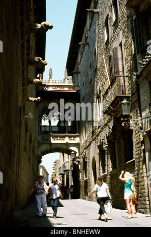 Pont Dels Sospirs oder Seufzerbrücke im Carrer del Bisbe Irurita im Barri Gòtic von Barcelona. Stockfoto