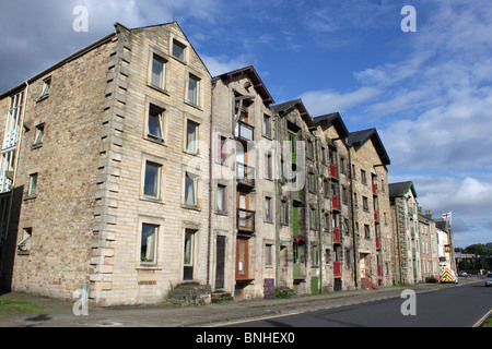 Blick entlang St. George's Quay, Lancaster, Lancashire, vorbei an einer Reihe von alten Lager für den Einsatz als Wohnungen umgebaut. Stockfoto