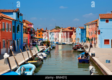 Europa, Italien, Venezia, Venedig, als Weltkulturerbe der UNESCO, Burano, bunte Boote und Häuser Futter Kanal aufgeführt Stockfoto