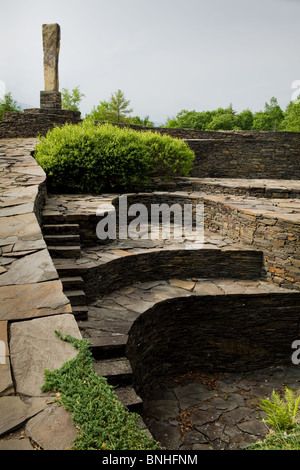 Opus 40 ist eine ökologische Skulptur in einem Blaustein-Steinbruch in der Nähe von Saugerties NY, gebaut von Harvey Fite über viele Jahre Stockfoto