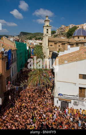 August 2008 Spanien Valencia Region Bunol Stadt Tomatina Festival Tomate Tomaten Essen Kampf Menschenmassen drängen sich Menschen Tourismus Veranstaltung Spaß Stockfoto