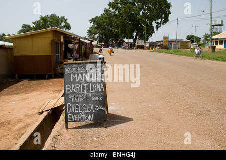 Werbung für eine Bar in einer Kleinstadt im ländlichen Ghana zeigt die Champions League final und FA-Cup-Finale im Jahr 2009. Stockfoto