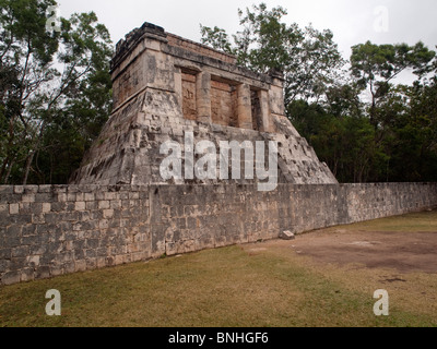 An einem bewölkten Tag mit den Ruinen des Tempels und einer Steinmauer in Chichen Itza Pyramide Stockfoto