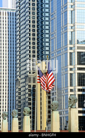 USA-Vereinigte Staaten von Amerika-Illinois-Chicago City West Wacker Drive front Merchandise Mart Amerika Flagge Buste Statue Köpfe Stockfoto