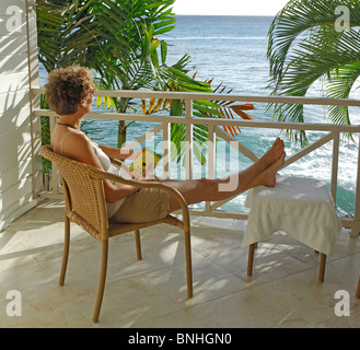 Karibik Vauxhall Barbados Suite Balkon Almond Beach Club & Wellnesshotel Küste West Resort Tourismus Palm Bäume Palmen Blick aus den Augen Stockfoto