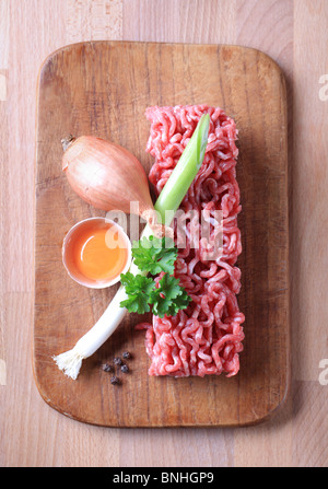 Rohes Hackfleisch und anderen Zutaten - overhead Stockfoto