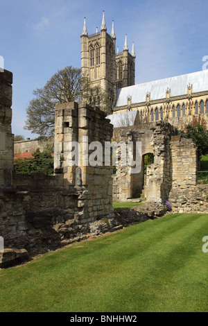 KATHEDRALE VON LINCOLN AUS DEM BISCHOFSPALAST.  LINCOLN.  LINCOLNSHIRE.  ENGLAND.  UK Stockfoto