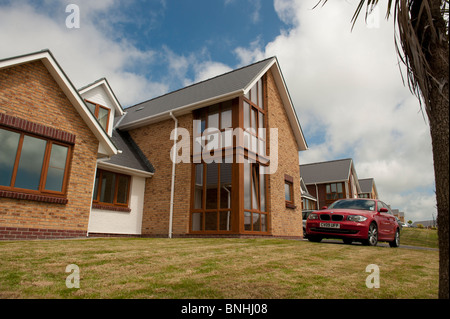 Exekutive Einfamilienhäuser in einer privaten Wohnsiedlung, Aberystwyth Wales UK Stockfoto