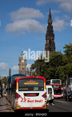 Dichten Verkehr einschließlich der Busse Princes Street Edinburgh Schottland UK Europe Stockfoto