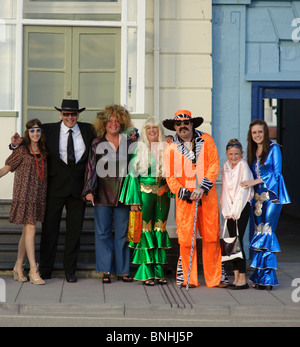 Eine Familie verkleidet für eine 70er Jahre Dekade unter dem Motto Geburtstagsparty, UK Stockfoto