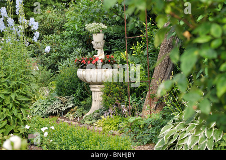 Wolfsmilch (Euphorbia hypericifolia 'Diamond Frost') und buzy Lieschen (Impatiens walleriana) in einem Brunnen. Design: Marianne und Detlef lüdke Stockfoto