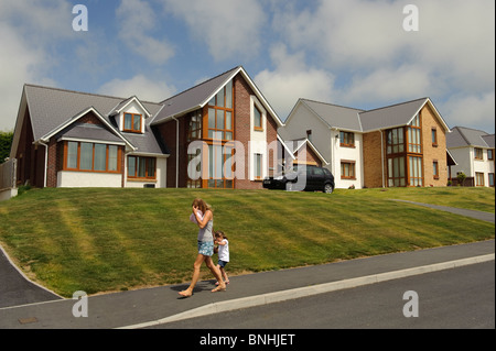 Exekutive Einfamilienhäuser in einer privaten Wohnsiedlung, Aberystwyth Wales UK Stockfoto