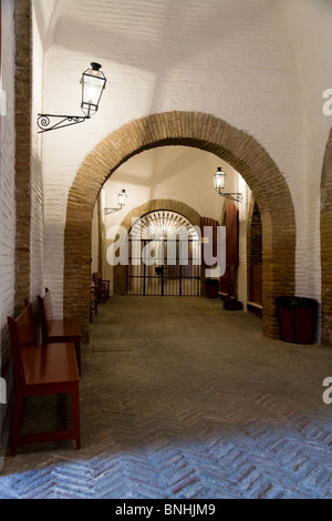 Kreisförmige Korridor, der die Umfang & Museum Tour von Sevilla Stierkampfarena folgt / Stierkampfarena Gebäude. Sevilla, Spanien. Stockfoto