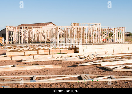 Baustoffe werden auf der Baustelle für ein neues Holz Holzhaus gebaut in Arizona gestapelt. Stockfoto