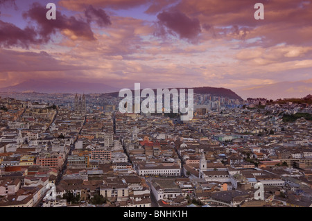 Ecuador Quito Stadt Blick von El Panecillo alten Stadt Dächer Häuser Dämmerung Twilight Morgengrauen übersehen Stockfoto