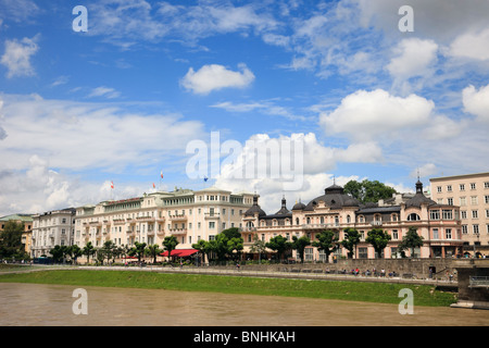 Salzburg, Österreich, Europa. Blick über Salzach Fluss an historischen Gebäuden und Grand Hotel Sacher Salzburg Stockfoto