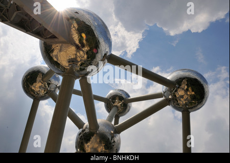 Atomium Brüssel Belgien touristische Attraktion Wahrzeichen silbernen Kugeln. Dramatischer Himmel Sonne flare Wolken Stockfoto