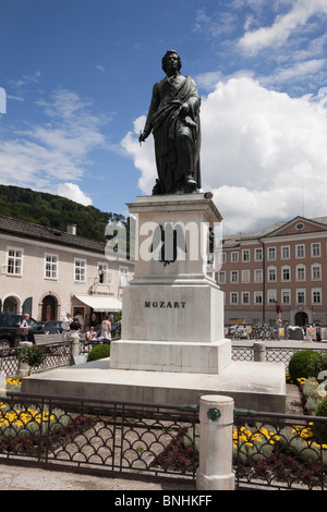 Mozart-Statue-Denkmal in Mozartzplatz (Mozartplatz), Salzburg, Österreich. Stockfoto