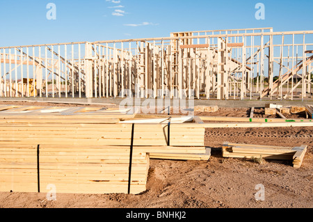 Baustoffe werden auf der Baustelle für ein neues Holz Holzhaus gebaut in Arizona gestapelt. Stockfoto