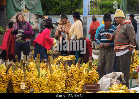 Ecuador Indigene Indio Indios eingeborenen Indianer einheimischen Bevölkerung Zumbahua Dorf Bergdorf Markt Tag Anden Stockfoto