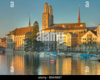 Schweiz Zürich Stadt Limmat River Grossmünster Kirche alte Stadt Boote Wasserspiegelungen Ufer Abenddämmerung Morgengrauen Dämmerung limmatquai Stockfoto