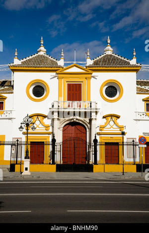 Haupteingang der Stierkampfarena vor der Stierkampfarena von Sevilla / bull Ring / Plaza de Toros De La Maestranza. Sevilla, Spanien. Stockfoto