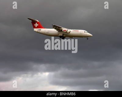 Schweiz Swiss international Air lines Avro RJ100 Jumbolino Flug Himmel Wolken trüben Luftfahrt Flugzeug Flugzeug Flugzeug fliegen Stockfoto