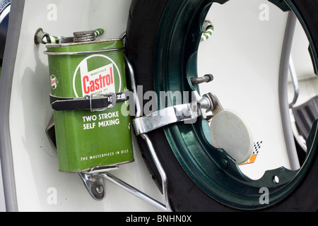 Eine Vespa Moped mit einem Castrol Öl Zinn Stockfoto