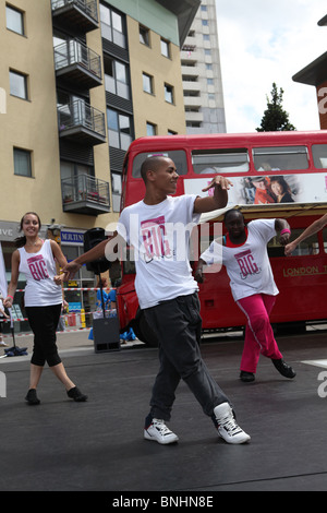 der t-mobile Flashmob dance Team tanzen auf einer Veranstaltung in Edmonton im Norden von London. gibt es eine altmodische London red Bus in th Stockfoto