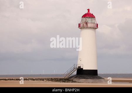 Die North Hoyle Offshore-Windparks vom Punkt von Ayr Leuchtturm, Nordwales. Stockfoto