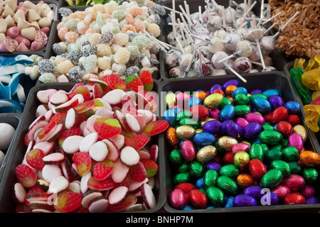 Ladentisch-Display mit Tabletts mit „Pick n Mix Sweets“; gekocht, spritzig, Schaum, Gelee, Kauen Retro, Schokolade und Süßwaren. Stockfoto