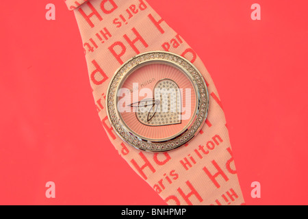 Paris Hilton Uhr Baselworld Uhren und Schmuck zeigen Basel Stadt fair 2008 rosa Kitsch Modell Liebe Herz Armbanduhr weiblich Stockfoto