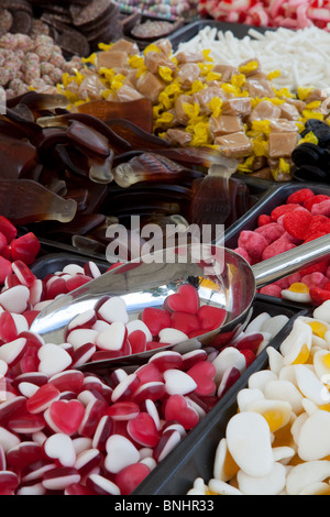 Ladentisch-Display mit Tabletts mit „Pick n Mix Sweets“; gekocht, spritzig, Schaum, Gelee, Kauen Retro, Schokolade und Süßwaren. Stockfoto