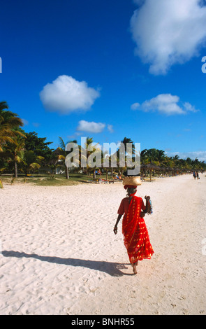 Mauritius Strand Mon Choisy Frau im roten Sari Tropen Französisch Insel Paradies einheimische Frau Verkäufer Freizeit Urlaubsziel Stockfoto