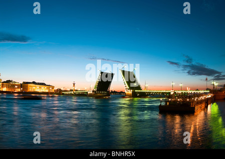 Schlossbrücke (Russisch: Dvortsoviy die meisten) ist eine Straße Verkehr und Fuß Klappbrücke überspannt den Fluss Newa in Sankt Petersburg Stockfoto