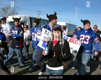 Buffalo Bills Fans zu Fuß in Ralph Wilson Stadium für ein Heimspiel des NFL-Teams Stockfoto