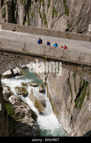 Schweiz. Eine Familie von Wanderer genießen Sie den Blick von der Teufelsbrücke, der Teufelsbrucke in der Schollenen Schlucht wo der th Stockfoto