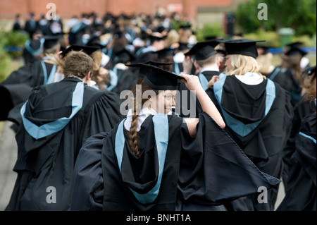 Studenten an der Universität von Birmingham nach ihrer Abschlussfeier Stockfoto