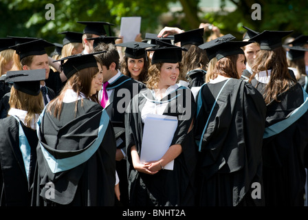 Studenten an der Universität von Birmingham nach ihrer Abschlussfeier Stockfoto