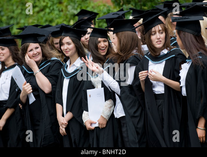 Studentinnen an der Universität von Birmingham nach ihrer Abschlussfeier Stockfoto