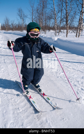 Ein drei Jahres altes Ski Mädchen macht ihren Weg an den Kaalasjärvi See in Kiruna, Lappland, Nordschweden. Stockfoto