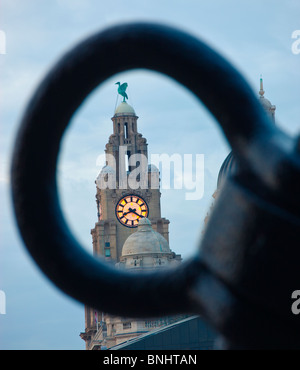 Pier Head und die drei Grazien Liverpool England UK in der Dämmerung Stockfoto