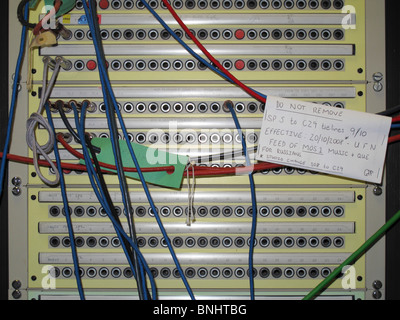 Nahaufnahme der Drähte aus montiert Rack-Server Stockfoto