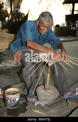 Thailand-Asien-Kultur Verdrehen der Norden Chiang Mai Dorf Bor Song Souvenirs Kunst Handwerk Sonnenschirm Umprella Mann Handwerk machen Stockfoto