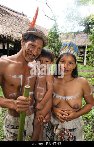 Pevas Peru Amazonas Regenwald Amazonas Dschungel Fluss Tropen tropischen indigener Amerikaner Huitoto Menschen native Waldindianer Stockfoto