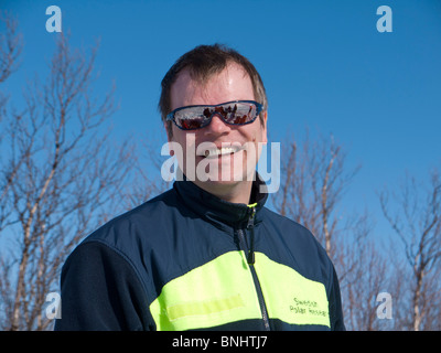 Schwedische polare Forscher in seinen Vierzigern mit Sonnenbrille in einer guten Stimmung. Stockfoto