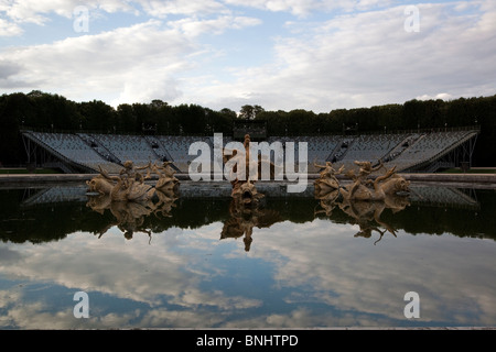 Bassin du Dragon. Hinter: Bänke für besondere Veranstaltungen (Konzerte...) auf das Bassin de Neptun in den Gärten von Schloss Versailles Stockfoto